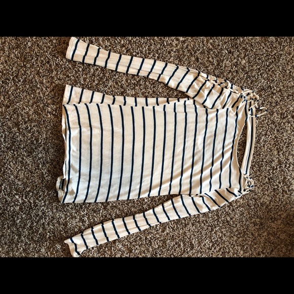 CLOTHES - Picture 7 of 8